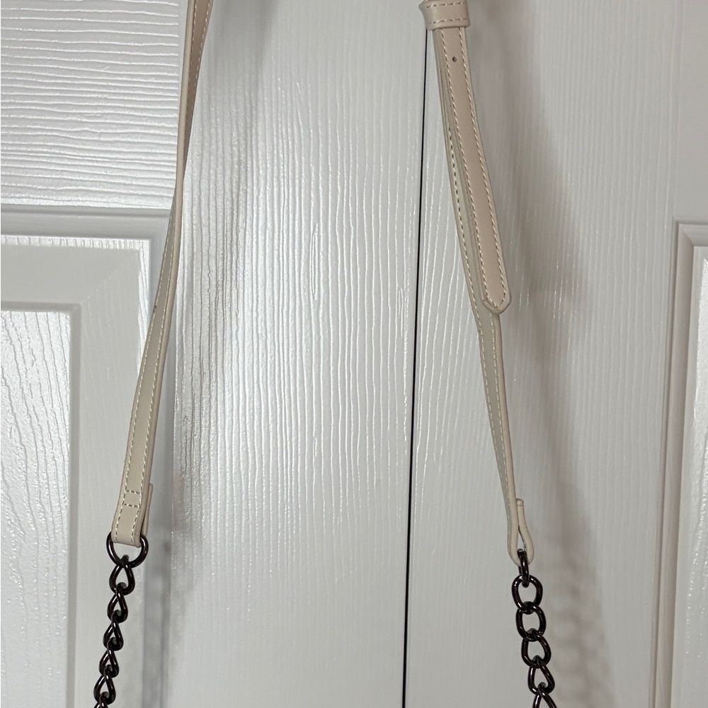 Betsy Johnson XOSybilg Gummy Bear Crossbody - Picture 10 of 13